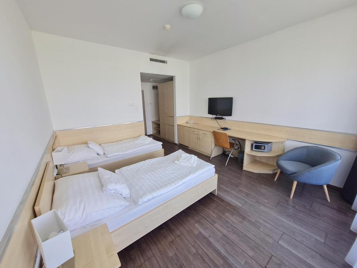Corner Hotel Angyalfoeld ブダペスト エクステリア 写真